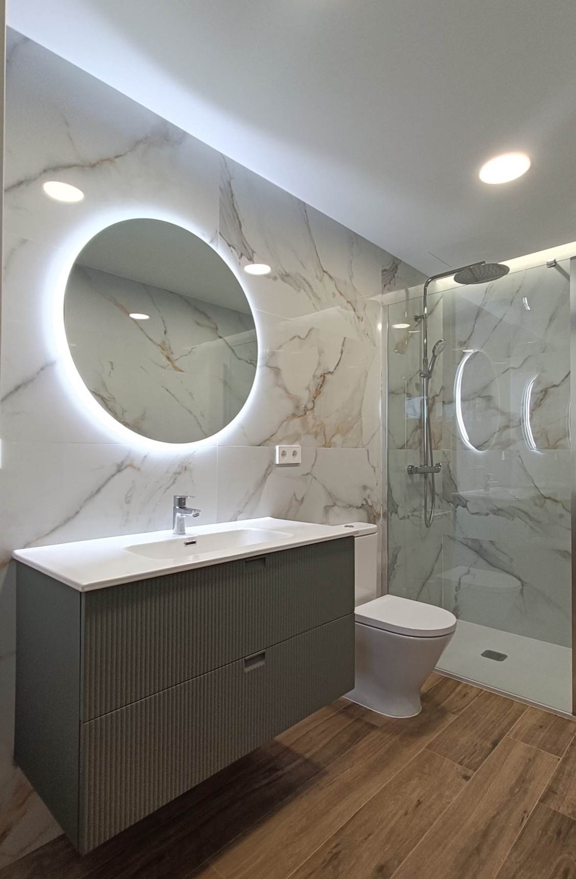 Baño premium con espejo retroiluminado — Baños en Castellón y provincia