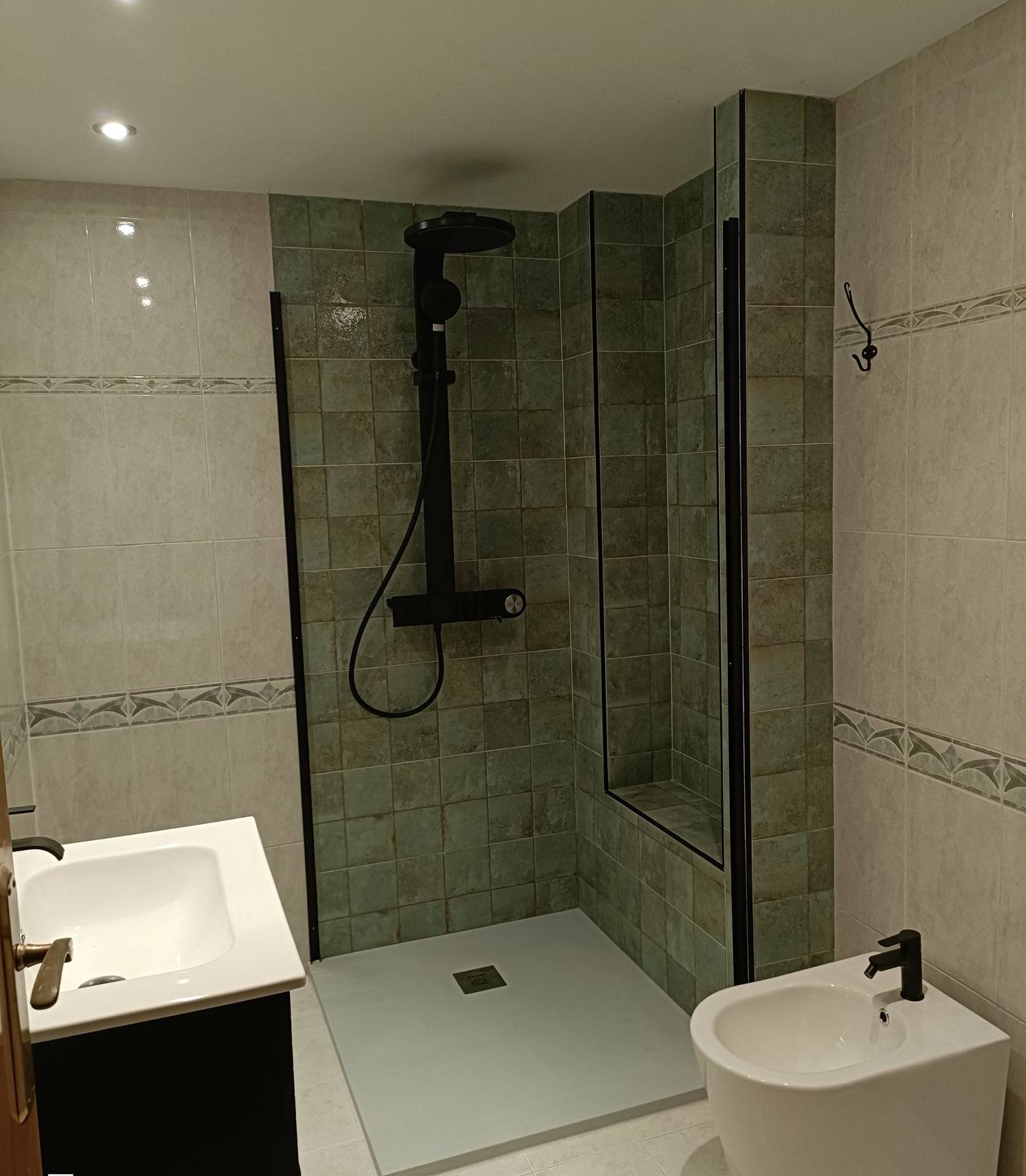 Cambio de plato premium en negro mate — Baños en Castellón y provincia por Refor-Mat — foto 1 de 5