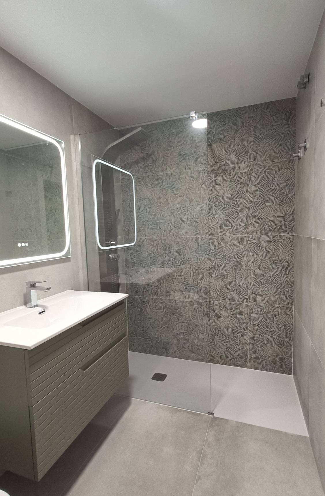 Baño con ducha a nivel — Baños en Castellón y provincia por Refor-Mat — foto 1 de 9