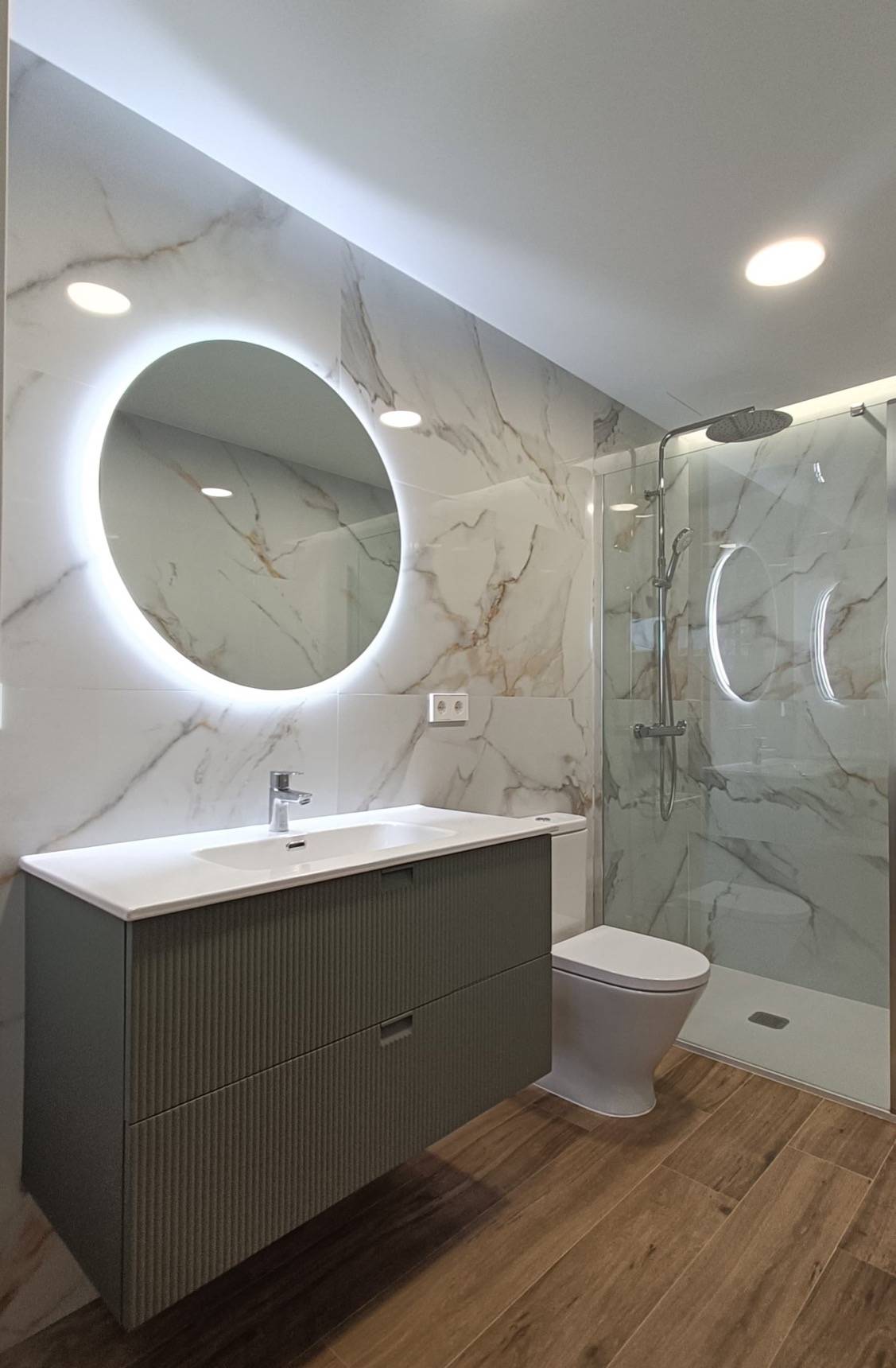 Baño premium con espejo retroiluminado — Baños en Castellón y provincia por Refor-Mat — foto 1 de 11